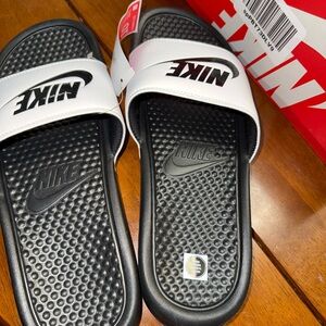 NWT Nike Black and White Nike Slide Sandals
